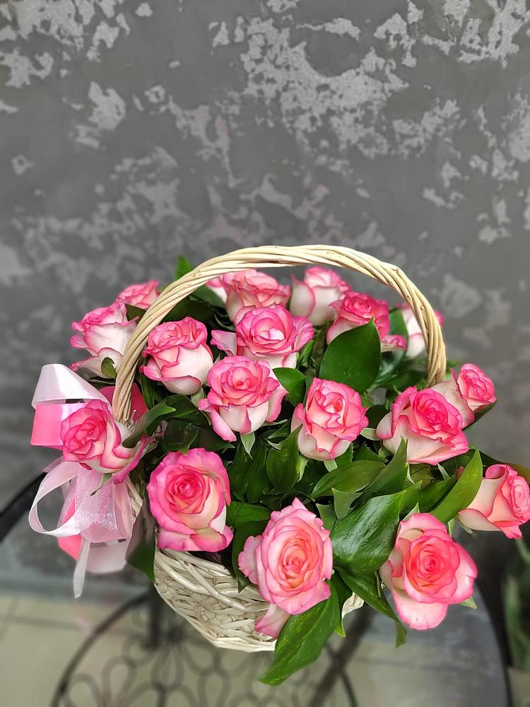 Цветочная композиция из Розы в корзине в Николаевке Еврейской автономная области