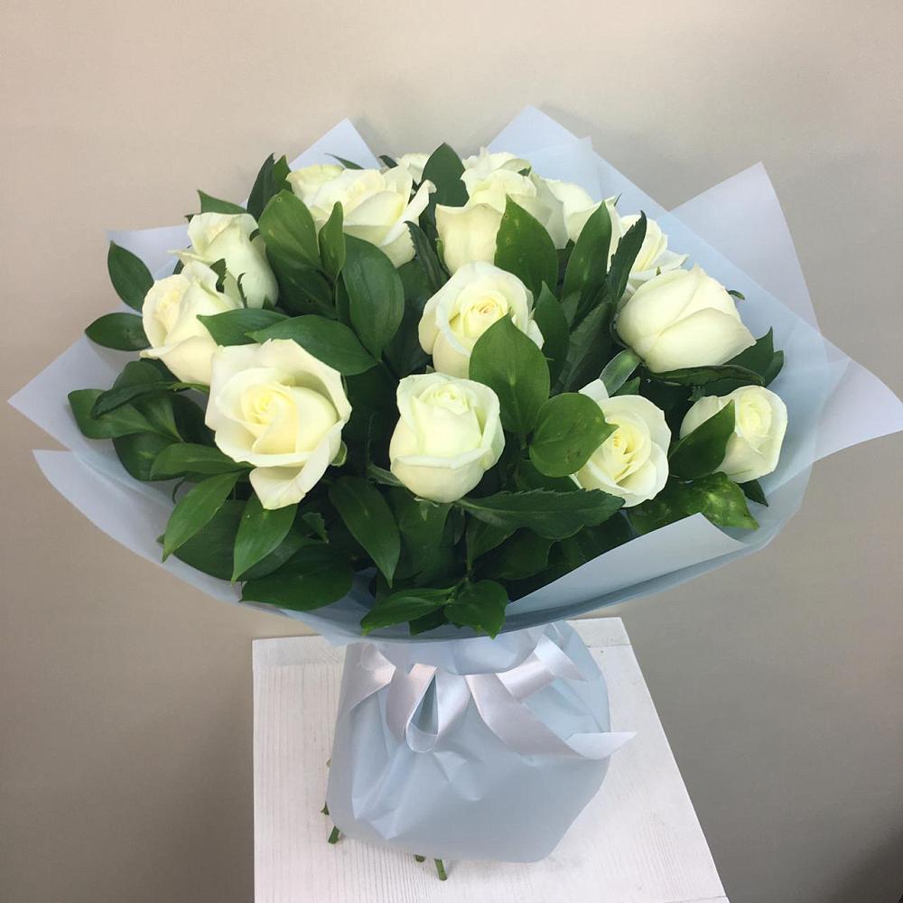 Букет 15 Белых роз Проуд в Николаевке Еврейской автономная области