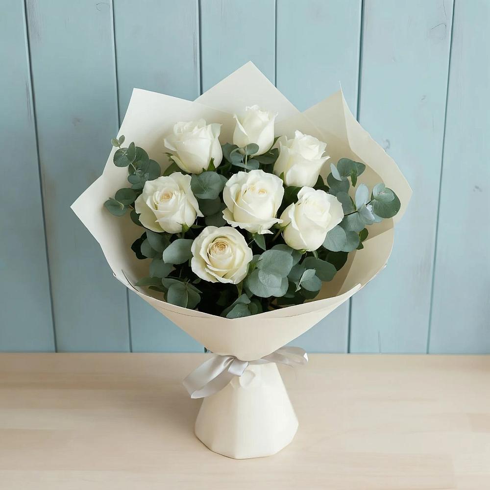 Букет Белые розы в Эвкалипте в Николаевке Еврейской автономная области