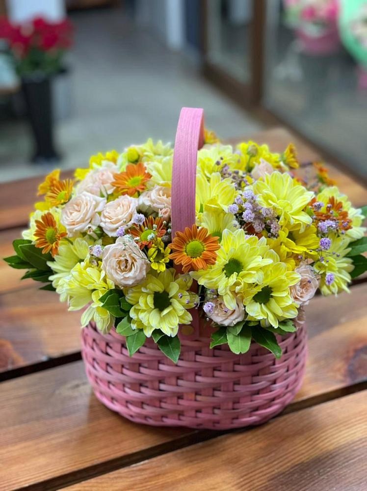 Цветочная композиция из Хризантемы и Розы в корзине в Николаевке Еврейской автономная области