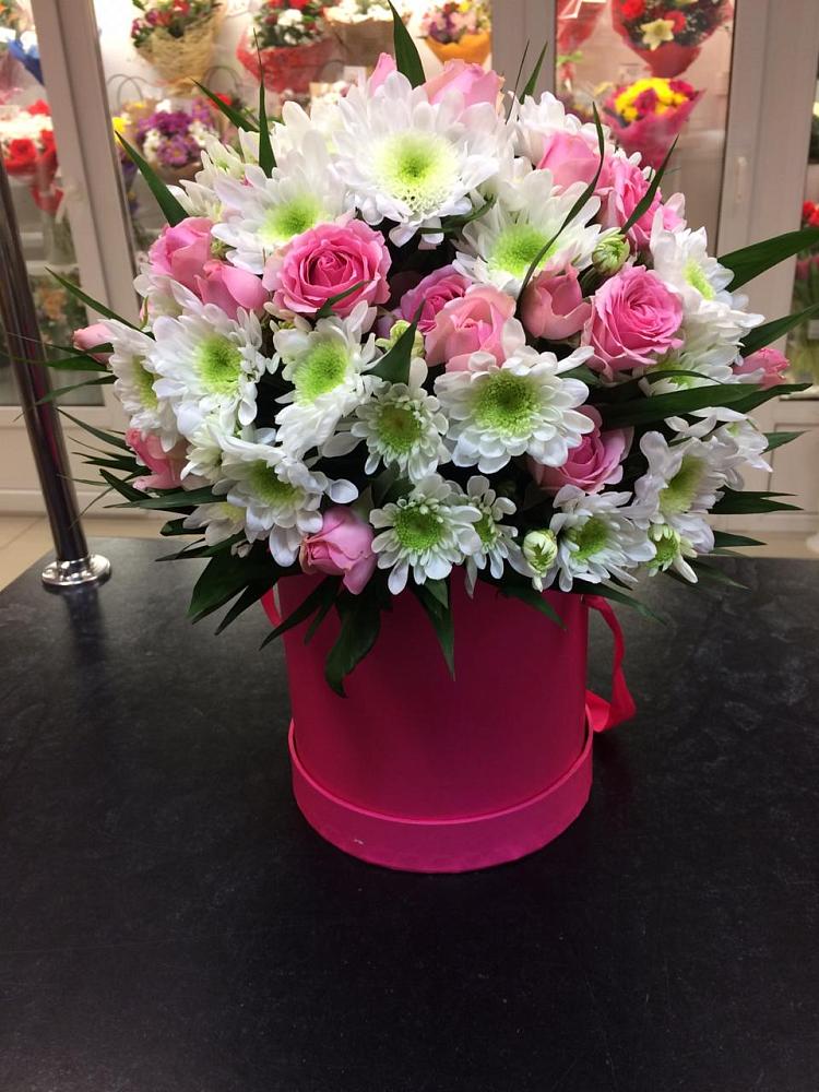 Цветочная композиция из Розы и Хризантемы в шляпной коробке в Николаевке Еврейской автономная области