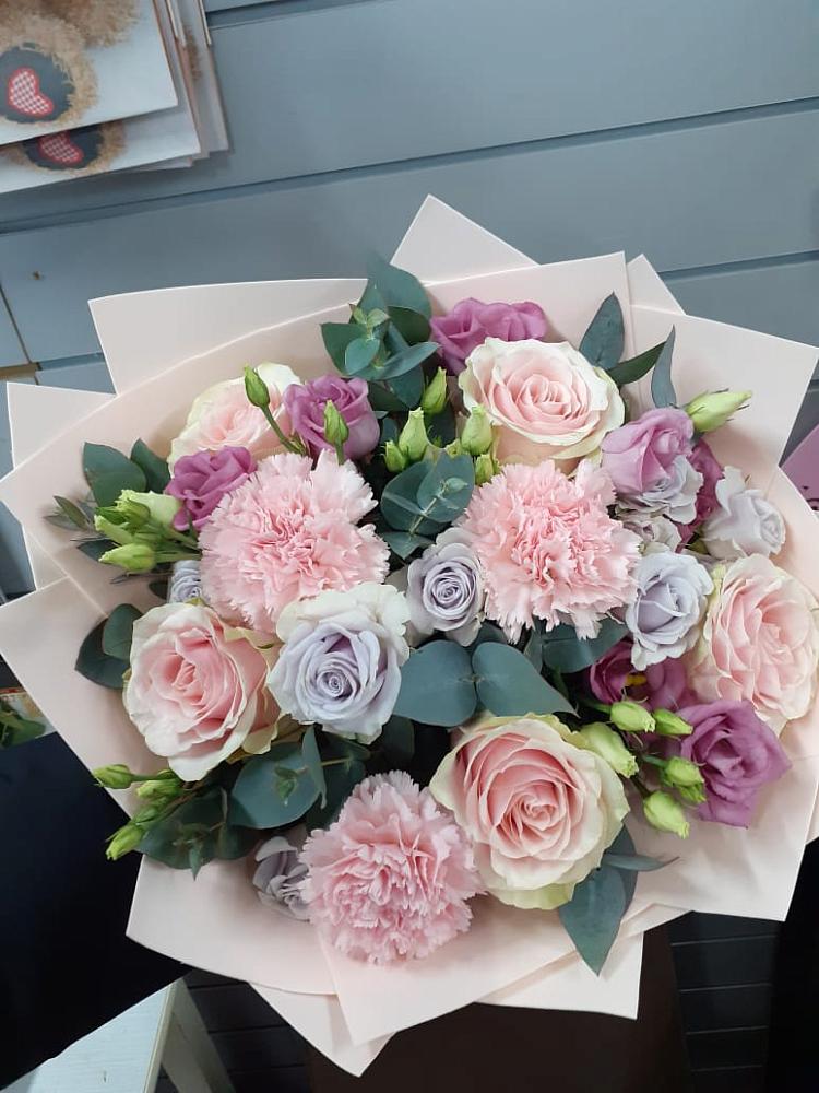 Букет цветов из: Розы, Гвоздики и Лизиантусы в Николаевке Еврейской автономная области