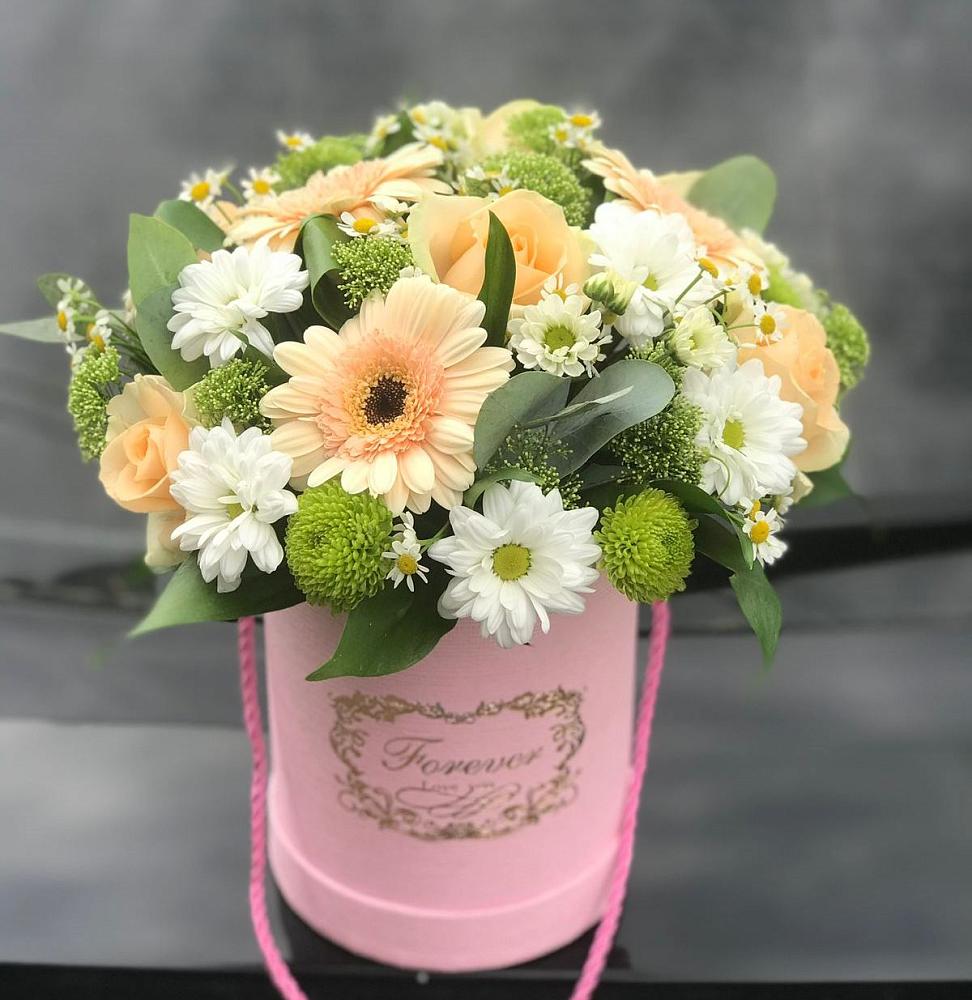 Цветочная композиция из Розы, Герберы и Хризантемы в шляпной коробке в Николаевке Еврейской автономная области